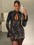 Vestido curto de renda justo com manga longa flare e decote gota em modelo elegante e sofisticado