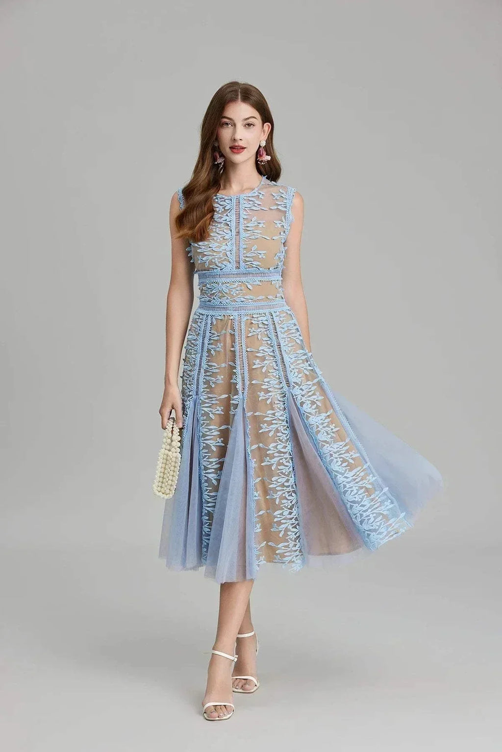Vestido de festa de verão de luxo com bordados florais em renda e fecho dourado nas costas