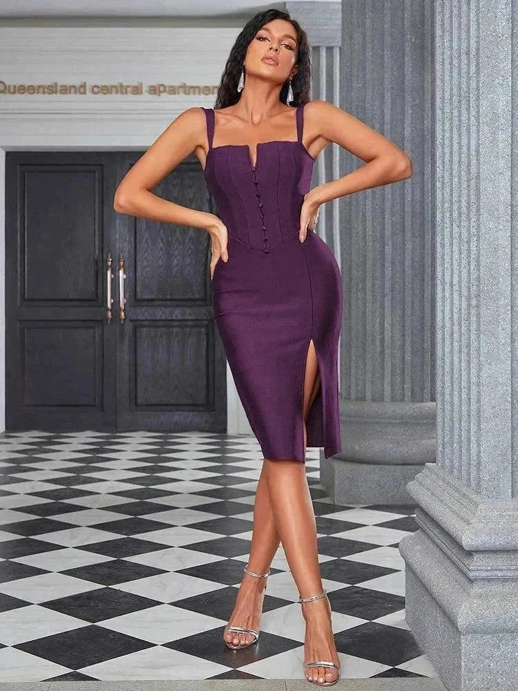 Vestido midi roxo de bandagem com botões decorativos e fenda frontal, modelo justo para eventos formais.