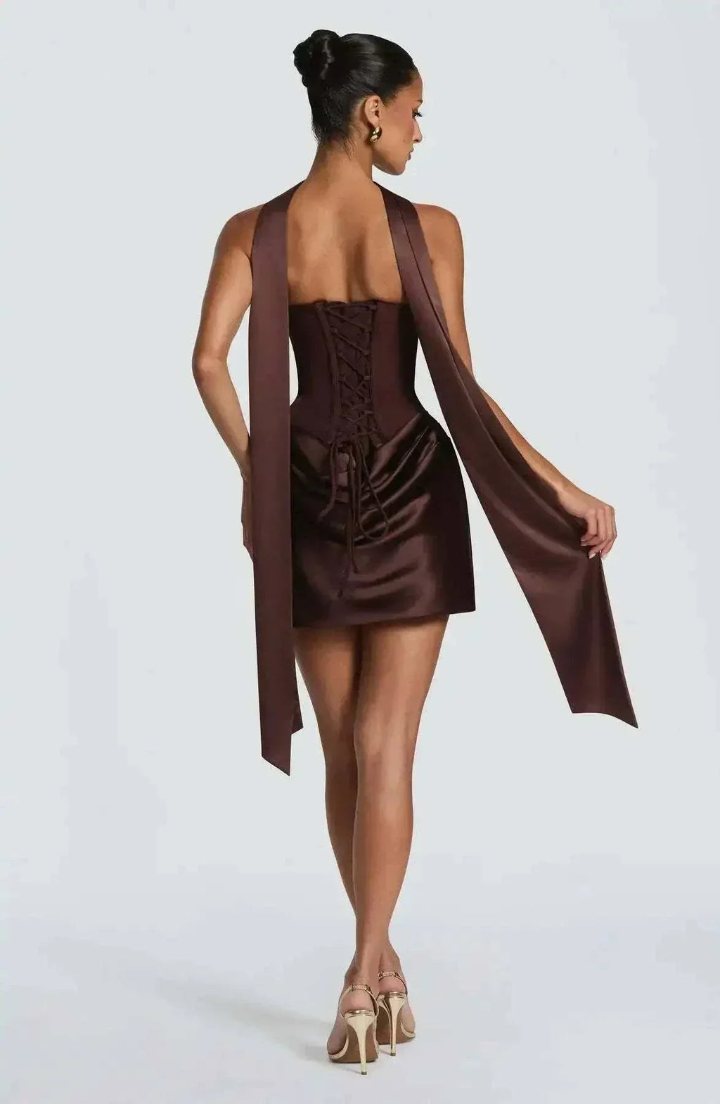Vestido feminino slim com pregas e patchwork, mini e sem alças, ideal para festas e noite verão 2026