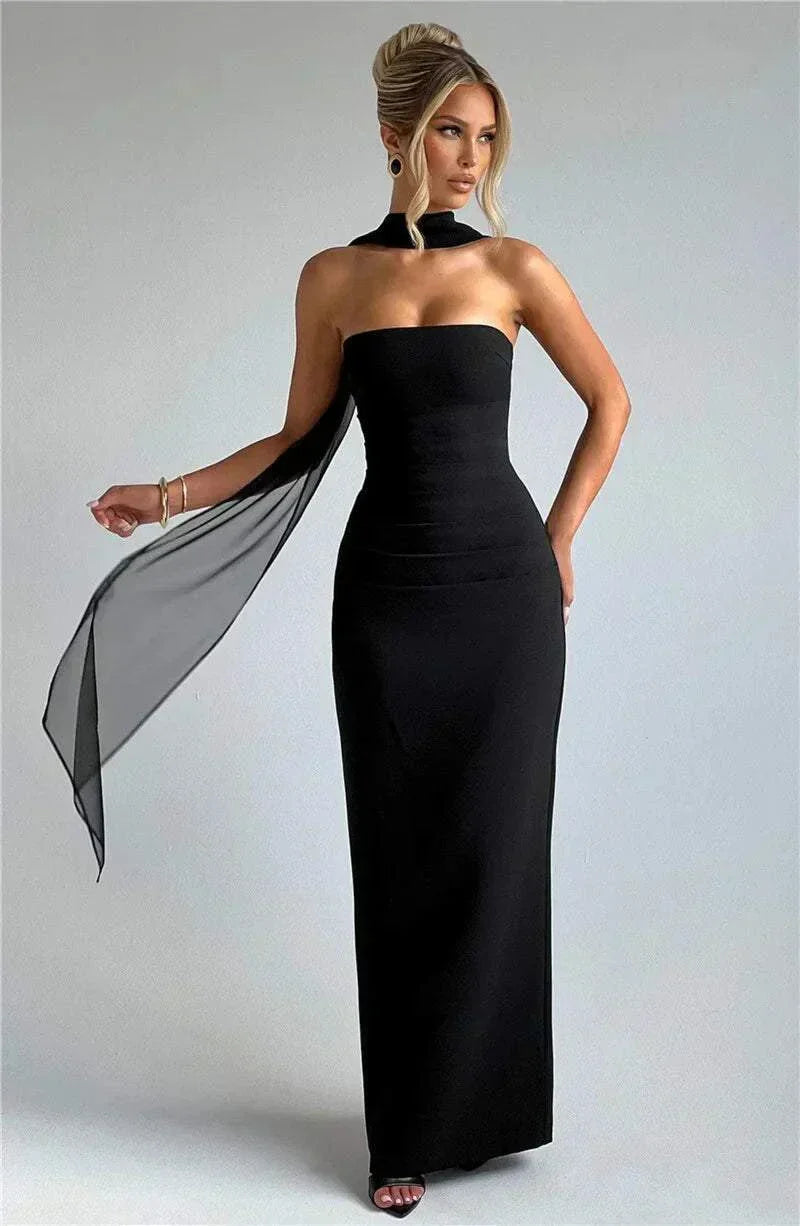Vestido longo preto ajustado cai-cai com echarpe de chiffon fluido