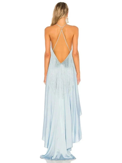 Vestido longo azul sexy com decote halter, franjas e recortes, sem mangas e costas descobertas para festa cocktail.