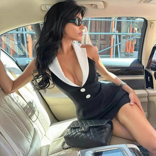 Mulher a usar vestido curto bandage com decote em V e botões, elegante para festa
