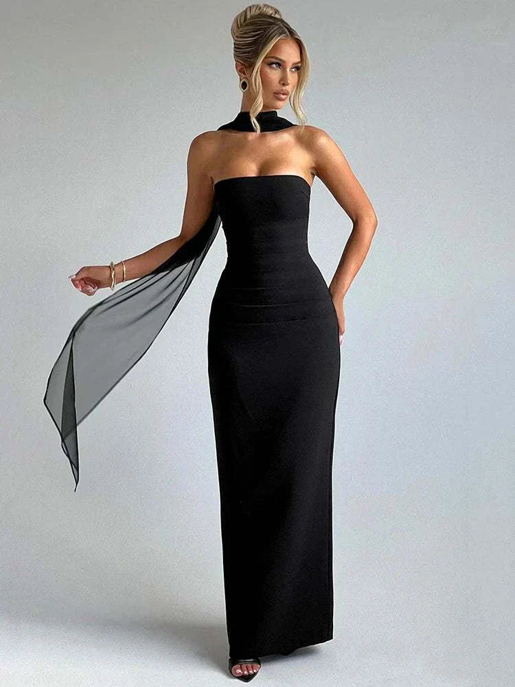 Vestido longo preto ajustado com gola choker e echarpe de chiffon fluida