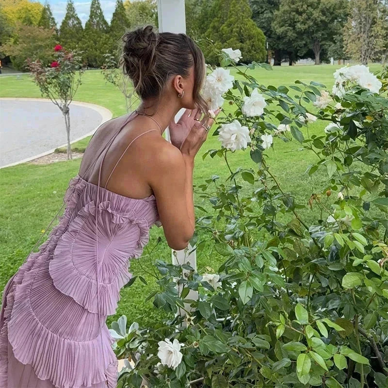 Vestido longo de férias roxo plissado de alta qualidade com decote halter e bainha em flor de lótus