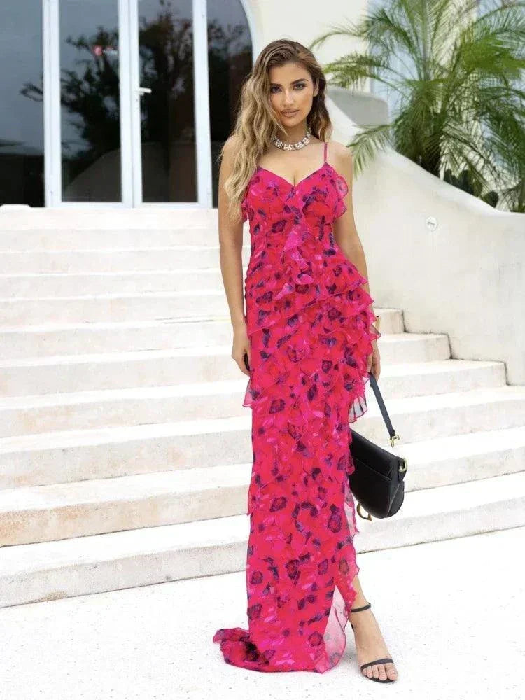 Vestido de praia longo com alças finas, estampa floral e folhos, ideal para festa na praia e férias.