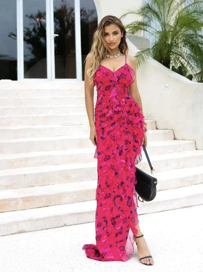Vestido de praia longo com alças finas, estampa floral e folhos, ideal para festa na praia e férias.