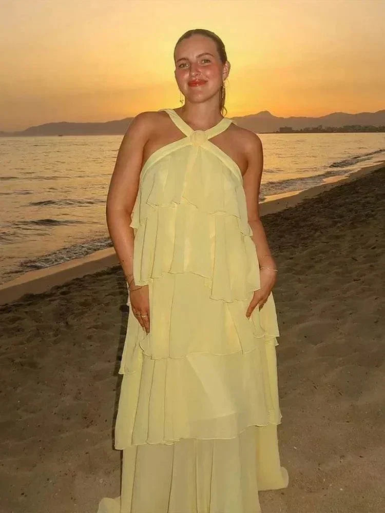 Vestido longo amarelo feminino com decote halter, folhos e costas abertas para festa de verão