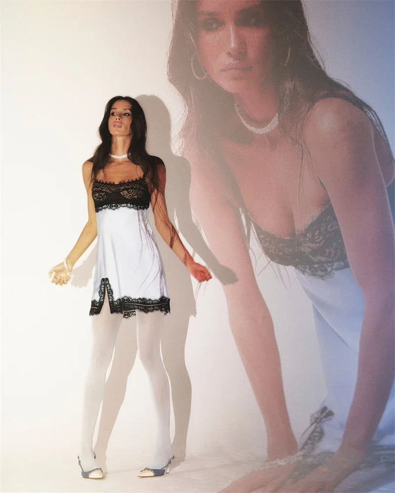 Vestido Curto de Cetim Sexy com Renda Contrastante e Alças Finas