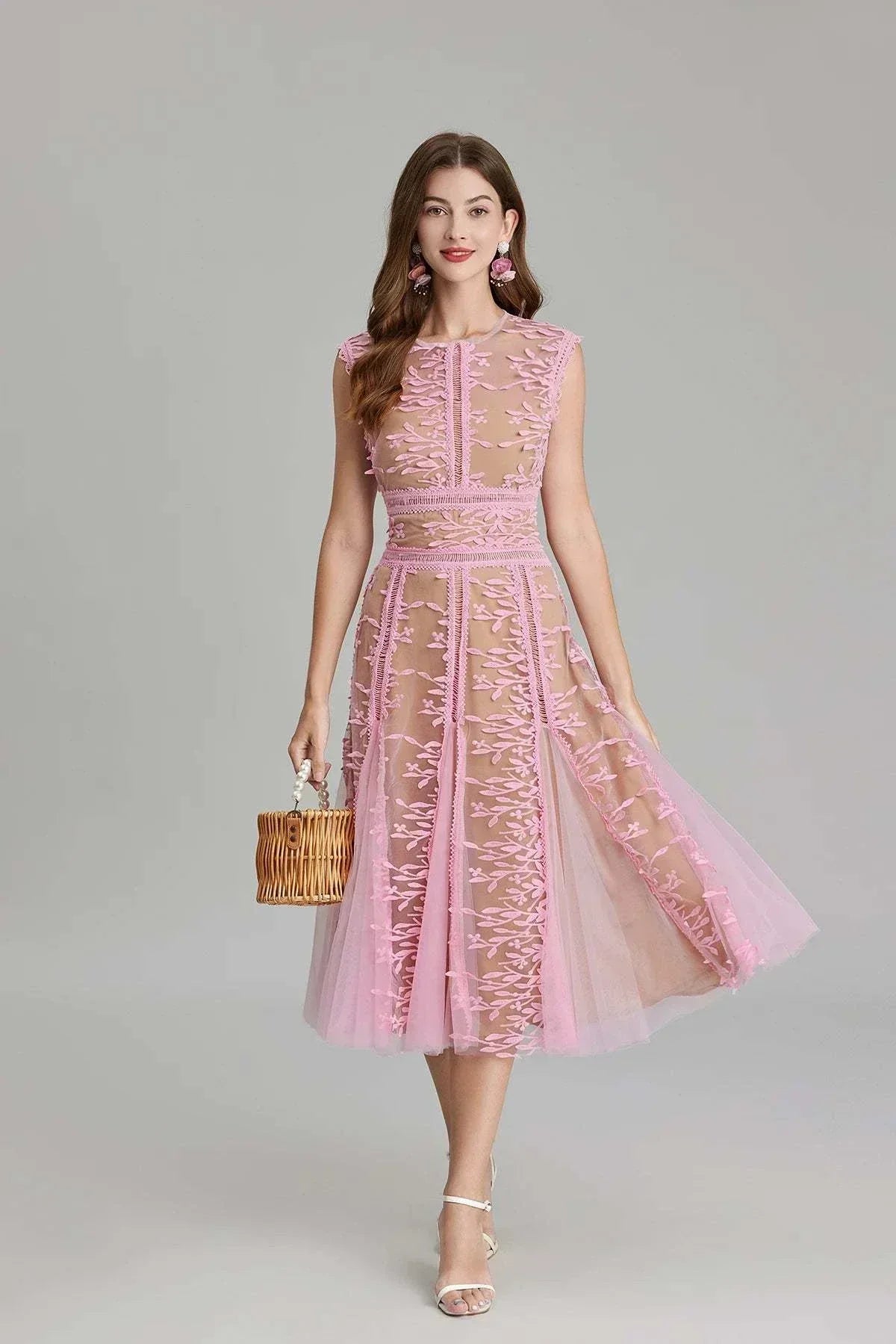 Vestido de festa de luxo em renda e malha com bordado floral, corte midi e fecho dourado nas costas