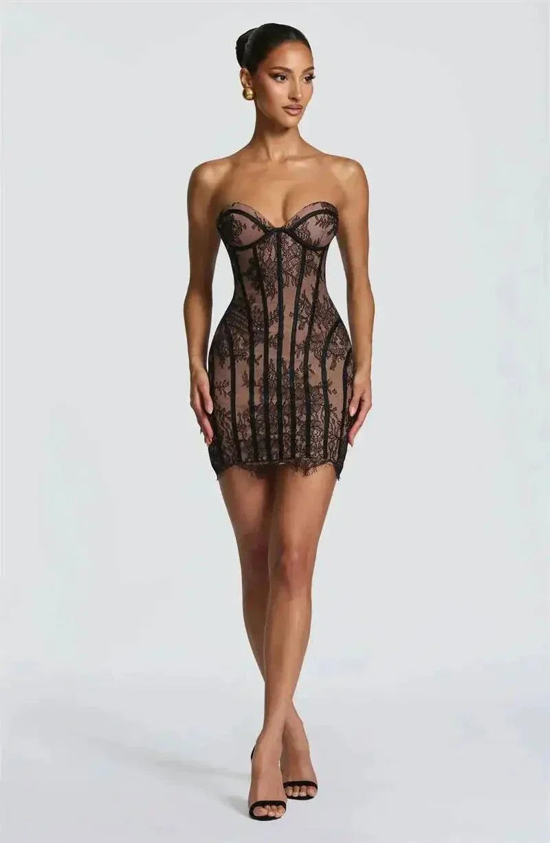 Vestido mini sem costura preto de renda com alças e decote coração para festa