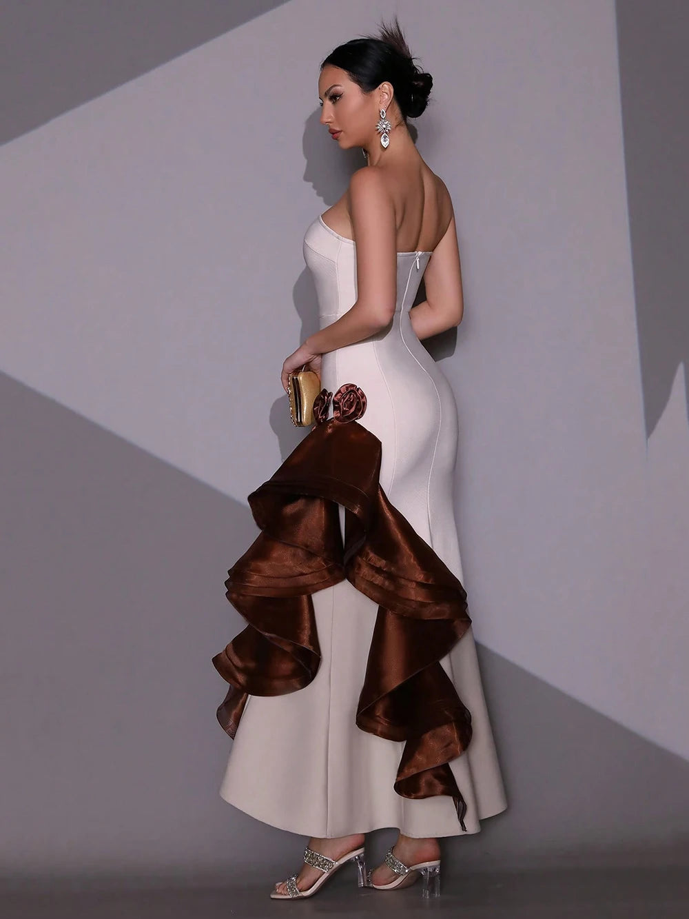 Vestido Sereia de Bandagem Strapless com Aplicação de Flores Marfim e Castanho