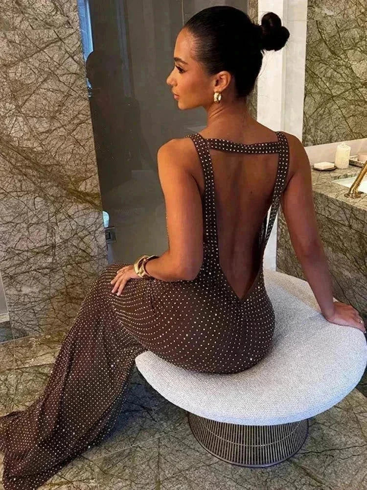 Vestido maxi senhora vermelho com decote profundo e lantejoulas para festa formal