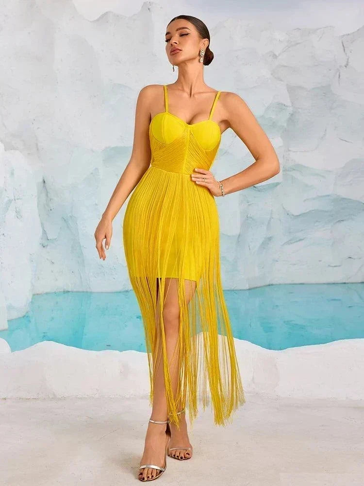 Vestido bandagem amarelo com franjas, alças finas e costas nuas para mulher elegante