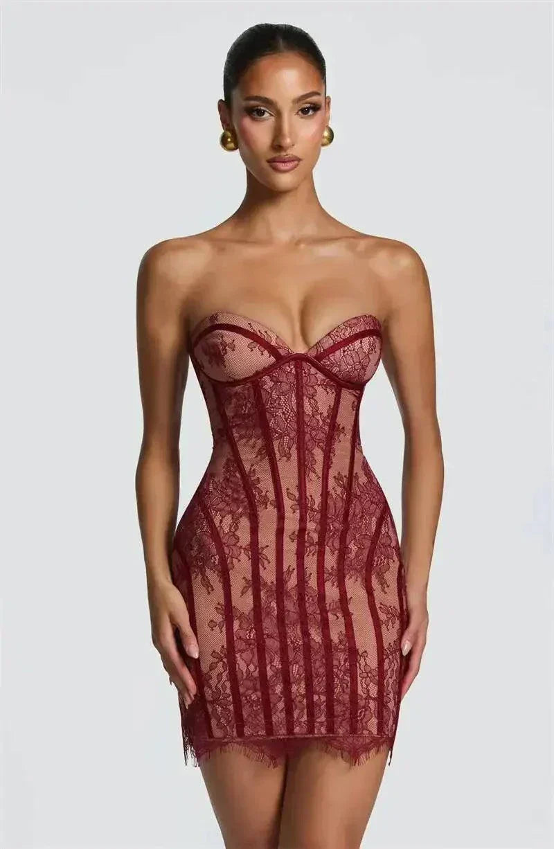Vestido mini sem costura em renda com alças, corte sereia e decote coração para festa e cocktail