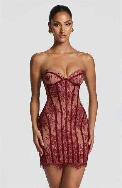 Vestido mini sem costura em renda com alças, corte sereia e decote coração para festa e cocktail