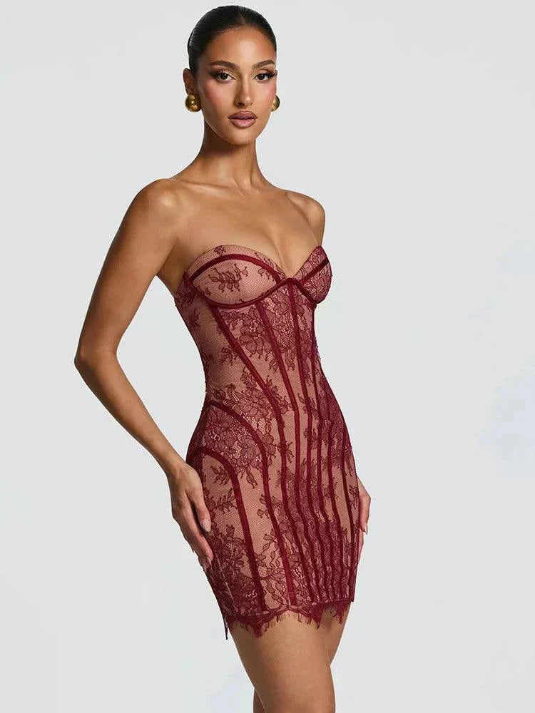 Vestido mini sem costura em renda com decote coração e tule transparente para festa