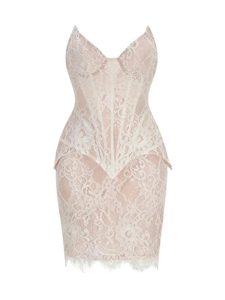 Conjunto de top corset e saia mini em renda floral marfim, com decote coração e bainha rendada recortada