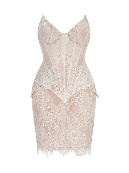 Conjunto de top corset e saia mini em renda floral marfim, com decote coração e bainha rendada recortada