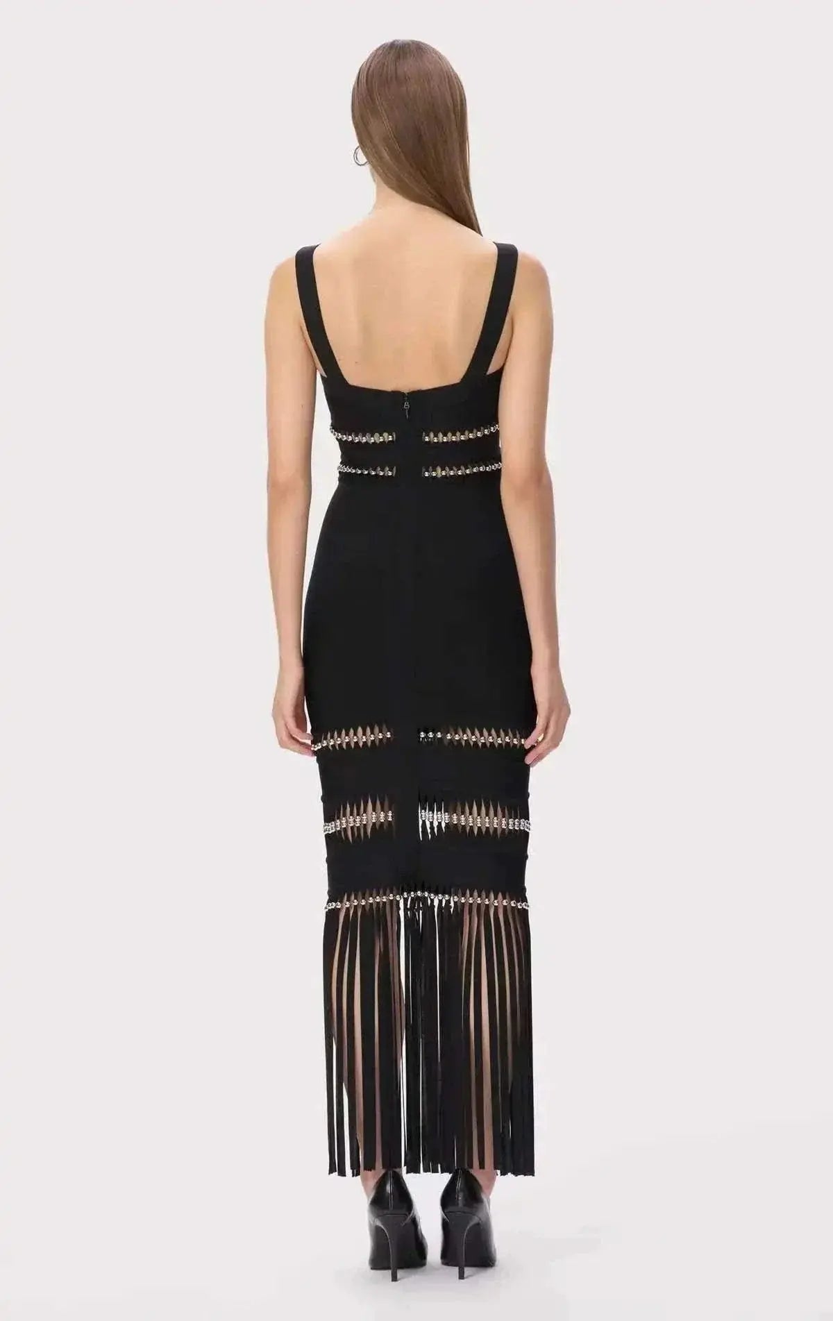 Vestido Bandagem preto justo, sem mangas, com alças largas, recortes horizontais e franjas compridas na bainha