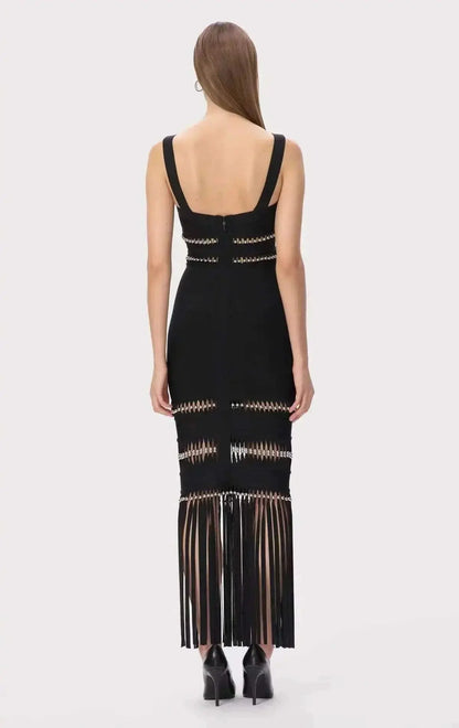 Vestido Bandagem preto justo, sem mangas, com alças largas, recortes horizontais e franjas compridas na bainha