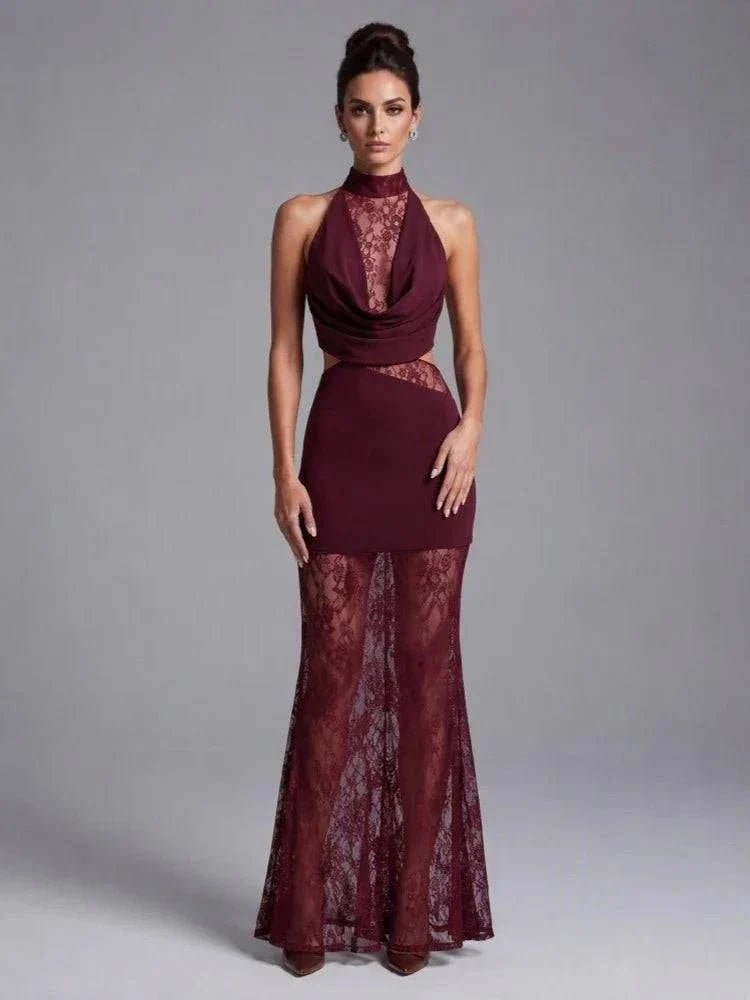 Vestido borgonha com corpete drapeado, gola alta e painéis de renda floral transparente, com saia comprida em cauda