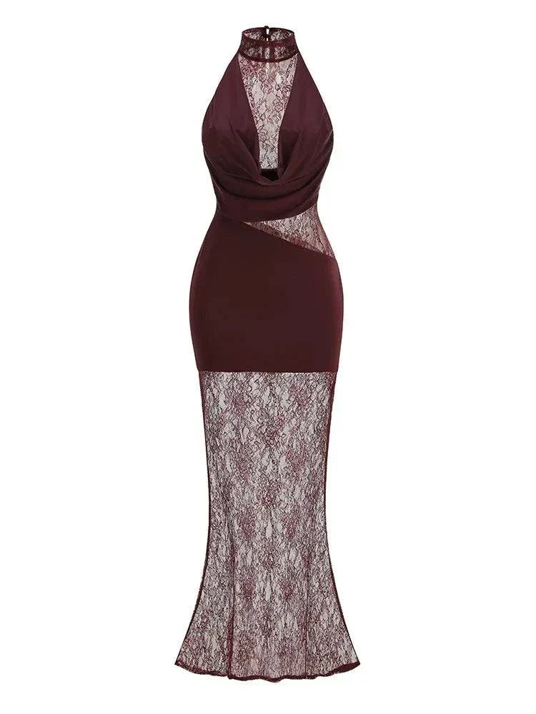 Vestido borgonha comprido em tecido liso e renda floral translúcida, com gola alta, decote drapeado e recorte na cintura.