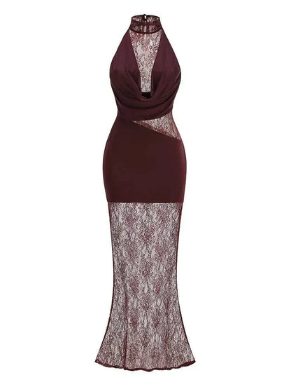 Vestido borgonha comprido em tecido liso e renda floral translúcida, com gola alta, decote drapeado e recorte na cintura.