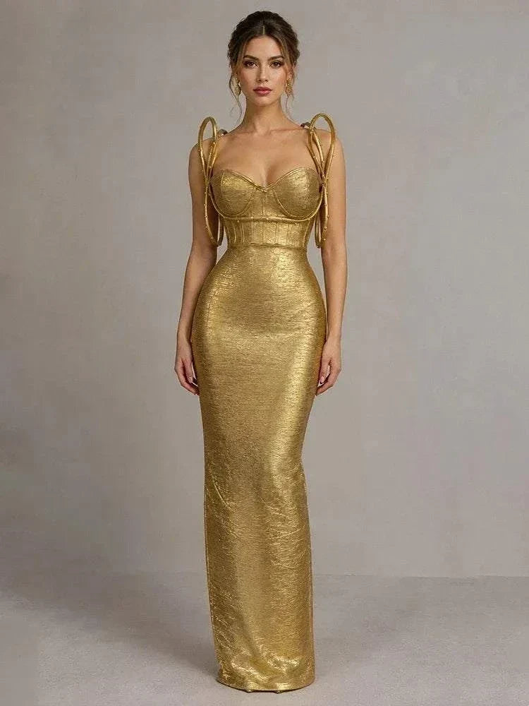 Vestido dourado comprido em tecido metalizado, com corpete estruturado de decote coração e alças esculturais com aros