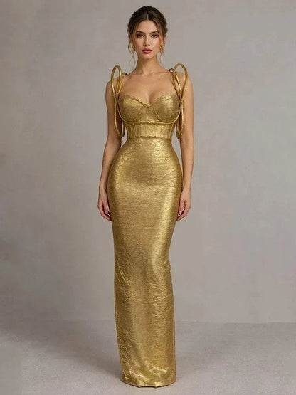 Vestido dourado comprido em tecido metalizado, com corpete estruturado de decote coração e alças esculturais com aros