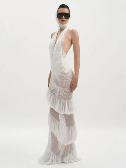Vestido longo branco transparente com babados plissados em espiral e decote frente única V profundo, estilo sereia