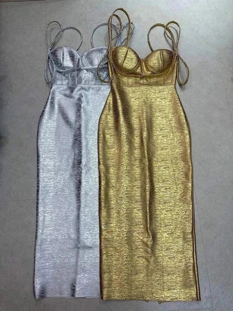 Vestido comprido dourado e prateado, em tecido metalizado brilhante, com corpete estruturado, decote coração e alças finas