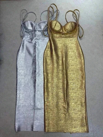 Vestido comprido dourado e prateado, em tecido metalizado brilhante, com corpete estruturado, decote coração e alças finas