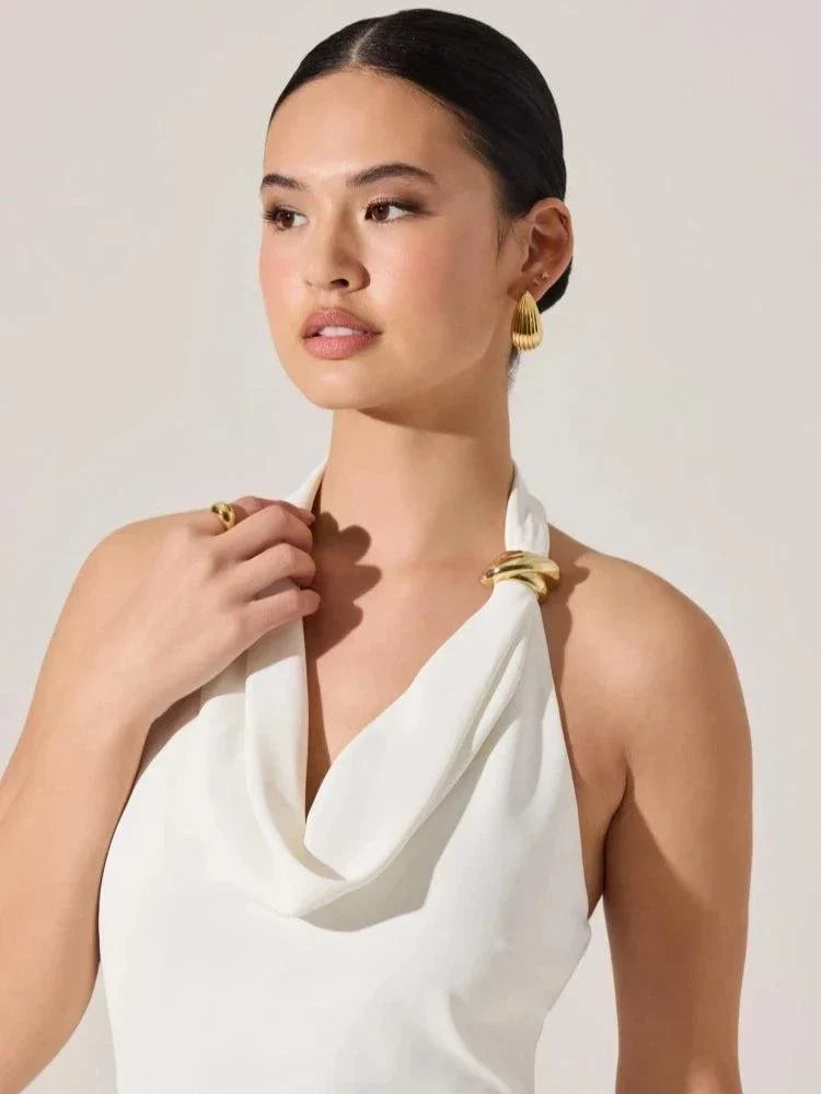 Vestido midi frente única com decote degagê e aplicação metálica dourada elegante