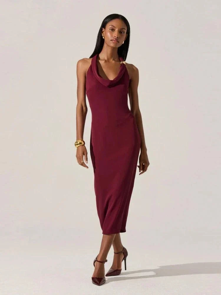 Vestido midi frente única com decote degagê e aplicação metálica dourada elegante