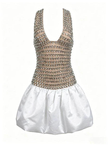 Vestido Mini com corpete em tule nude cravejado de cristais prateados e saia balão em cetim branco volumoso