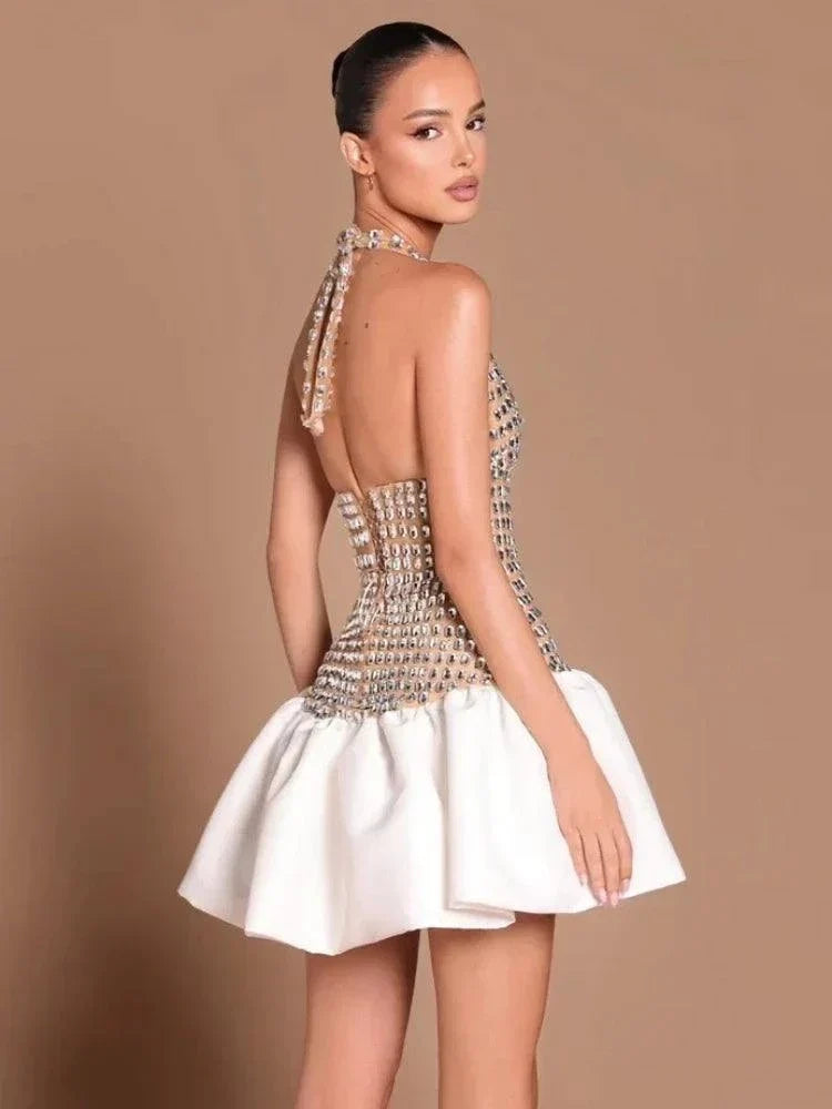 Vestido Mini branco com corpete em tule ilusão nude cravejado de cristais prateados e saia balão volumosa em cetim