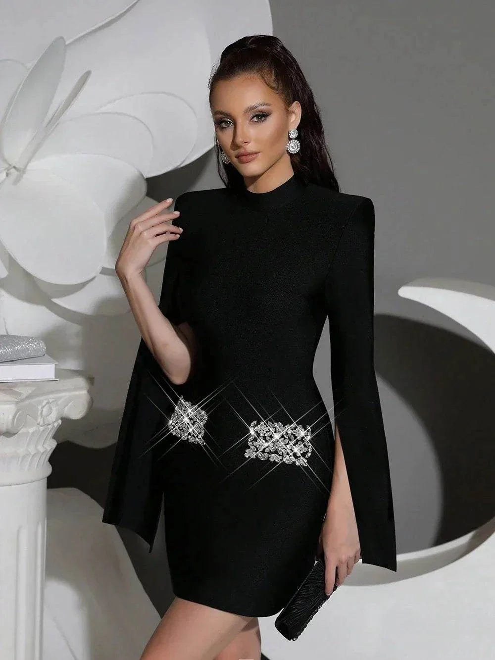 Vestido Mini preto de bandagem com gola alta, mangas capa longas e broches prateados decorativos na cintura