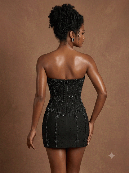 Vestido Mini preto tomara que caia em tecido bandagem com bordado artesanal de pedrarias pretas formando padrões elegantes