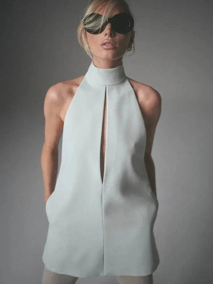 Vestido mini solto em corte A-line com gola alta, bolsos e abertura nas costas