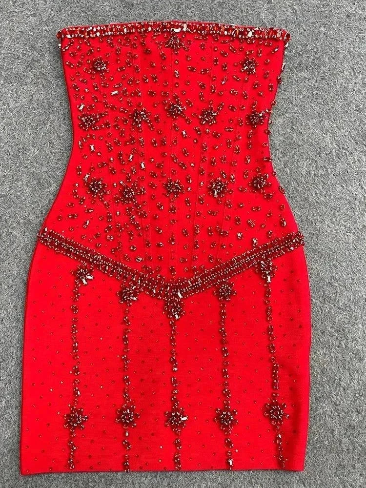 Vestido Mini vermelho tomara que caia com bordados detalhados em pedrarias vermelhas formando padrões florais e linhas verticais