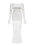 Vestido Nobreza branco marfim em renda floral, com capa ombro a ombro, saia comprida e luvas longas a condizer.