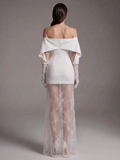 Vestido Nobreza branco marfim em jacquard, com decote ombro a ombro, sobressaia comprida em renda floral e luvas a condizer.