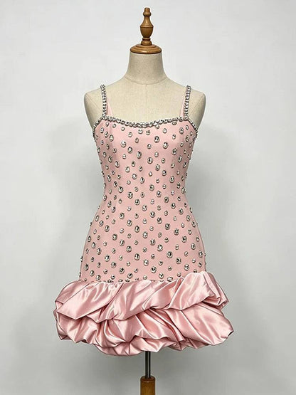 Vestido rosa-claro de cetim com alças finas, cristais aplicados no corpete e bainha volumosa de folhos drapeados