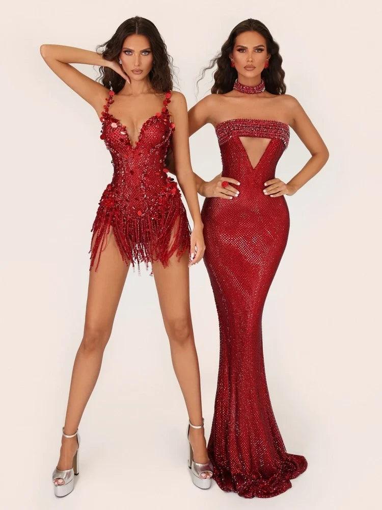 Vestido Rubi comprido vermelho, justo e coberto de pedrarias, com decote tomara que caia e recorte triangular no busto