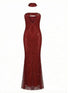 Vestido Rubi comprido vermelho-escuro, coberto de cristais, com decote cai-cai, recorte triangular e corte sereia; inclui gargantilha.
