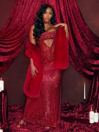 vestido Rubi de gala vermelho, comprido e justo, com brilho de pedrarias, decote cai-cai e recorte triangular no busto