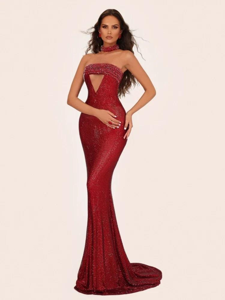 Vestido Rubi vermelho de tecido brilhante com pedrarias, decote cai-cai e recorte triangular no busto, corte sereia