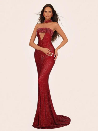 Vestido Rubi vermelho de tecido brilhante com pedrarias, decote cai-cai e recorte triangular no busto, corte sereia
