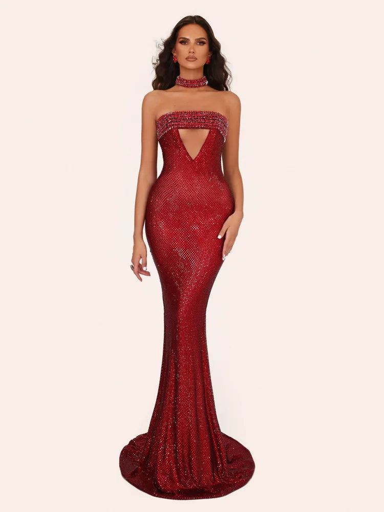 Vestido Rubi vermelho coberto de pedrarias, justo e comprido, com decote cai-cai, abertura triangular e corte sereia